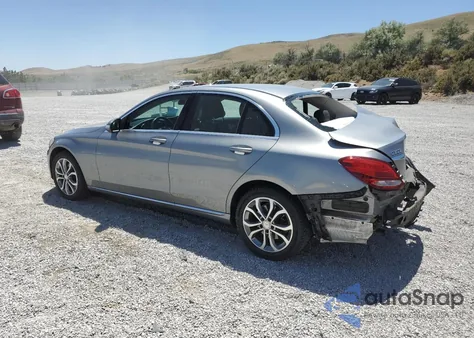 2015 Mercedes-Benz C 300 4Matic z USA, uszkodzony, nr VIN 55SWF4KB0FU016920
